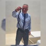 Secretário de Saúde dos EUA tenta capturar cobras com as mãos e é picado; veja vídeo