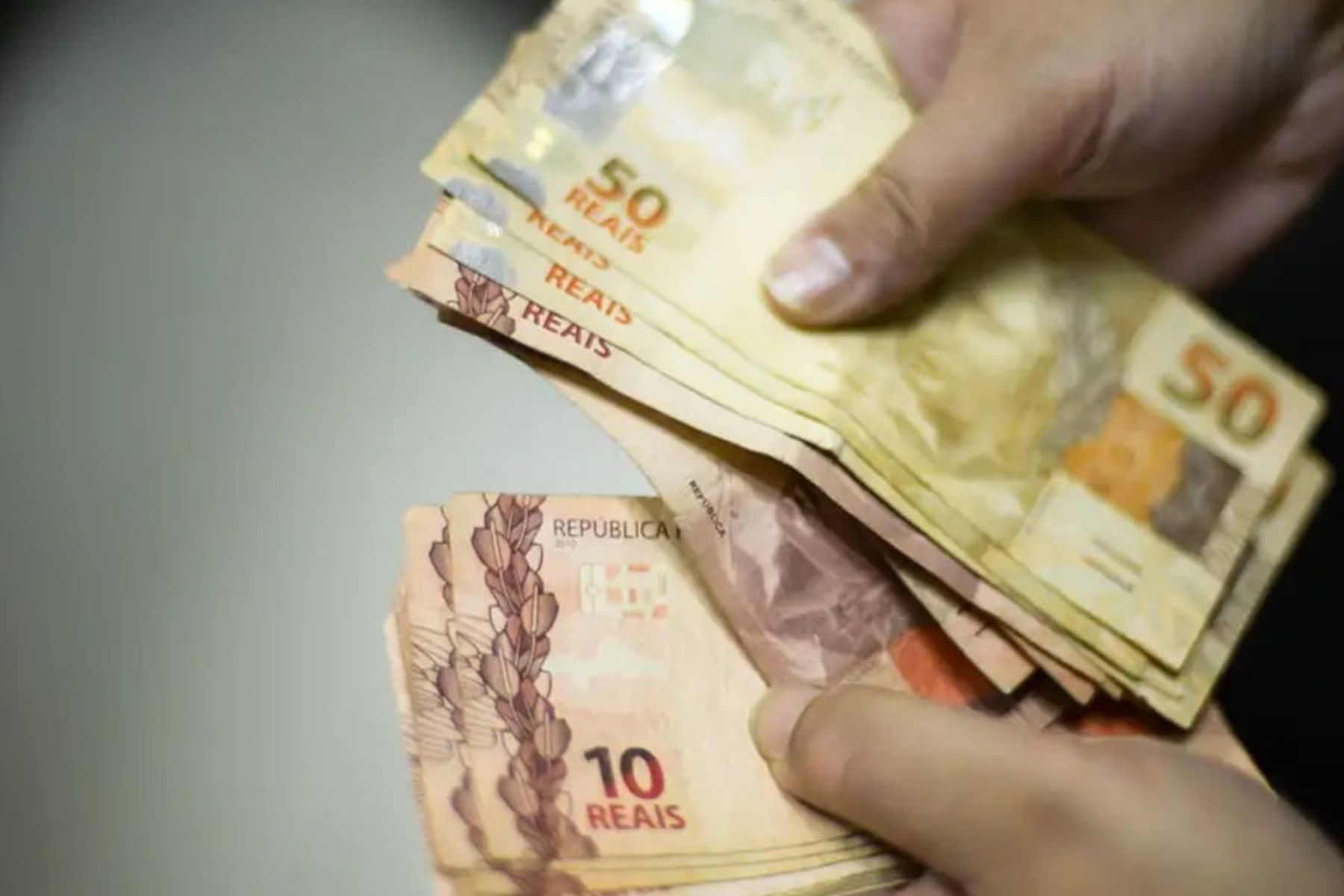 Antecipação do décimo terceiro salário do INSS alivia orçamento e ajuda famílias