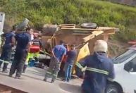 Caminhão capota na rodovia Fernão Dias em Betim, na Grande BH