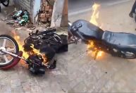 Após ter moto apreendida, homem sem CNH e capacete ateia fogo no veículo no RJ; veja vídeo