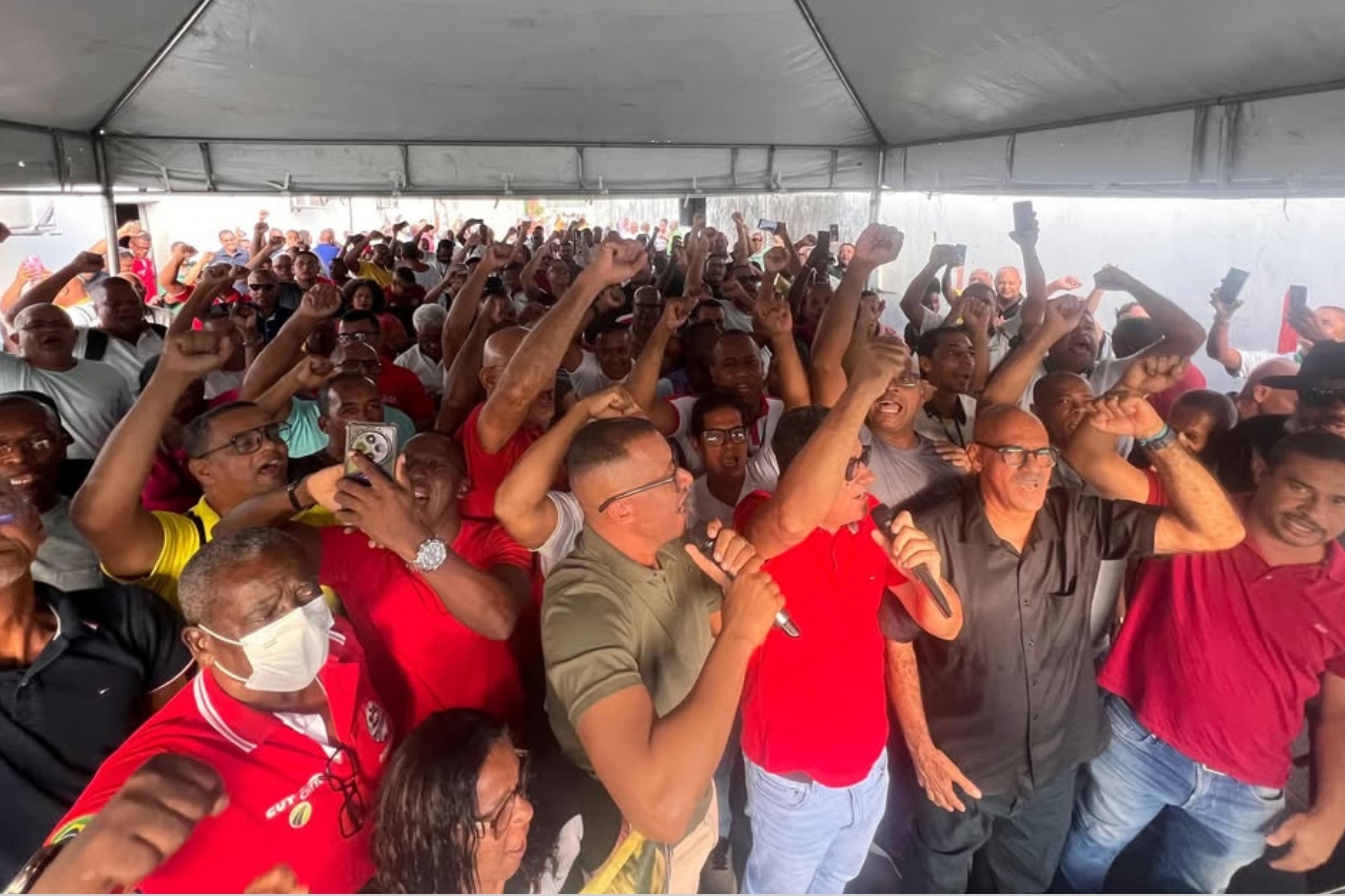 Motoristas de ônibus anunciam greve geral por tempo indeterminado em Salvador-BA