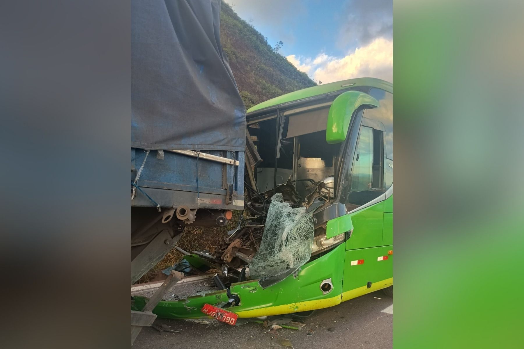 Ônibus bate na traseira de carreta e deixa três feridos na Grande BH