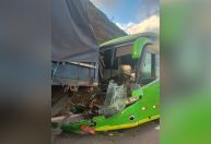 Ônibus bate na traseira de carreta e deixa três feridos na Grande BH