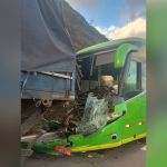 Ônibus bate na traseira de carreta e deixa três feridos na Grande BH