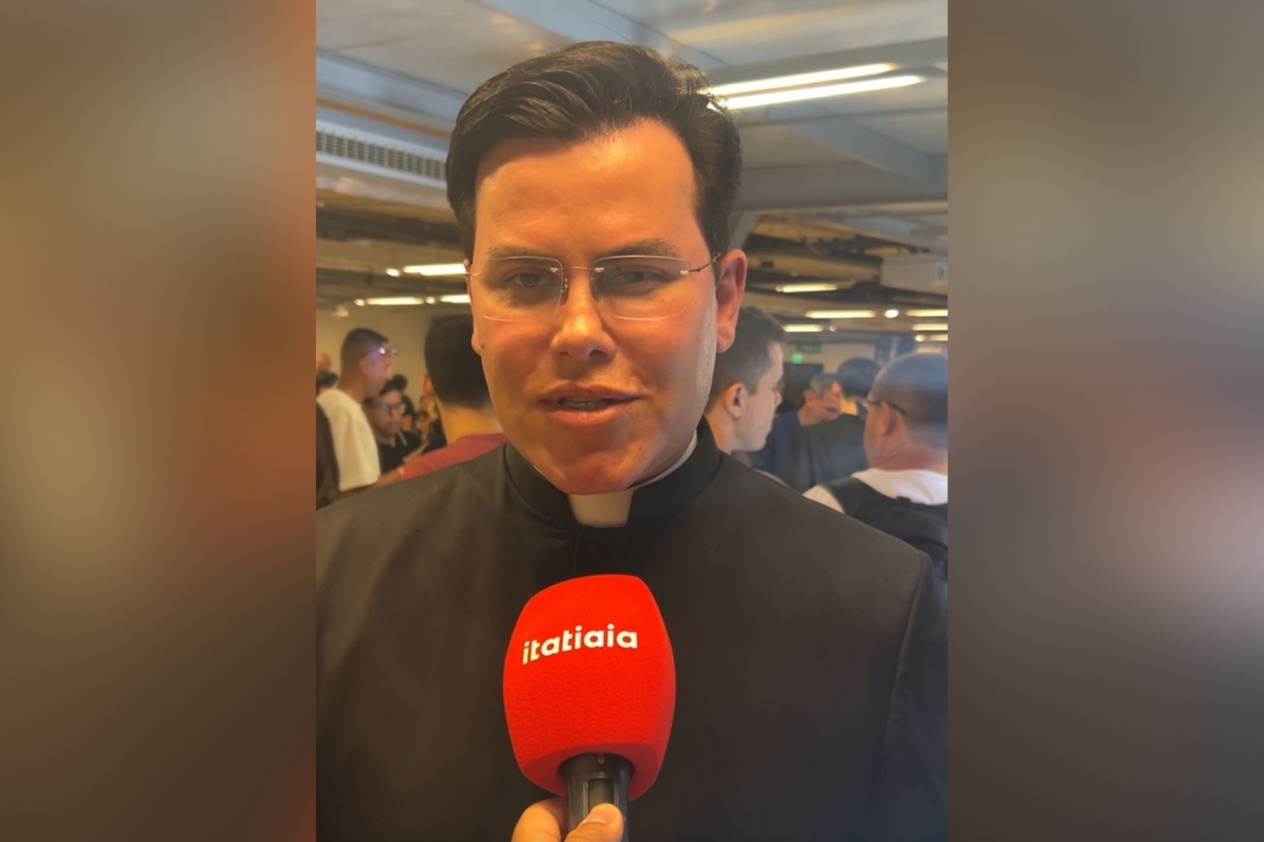 Padre Edinei destaca força da fé em evento que reúne multidão no Mineirão, em BH
