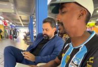 Cantor alemão viraliza com a camisa do Grêmio na rodoviária de Porto Alegre