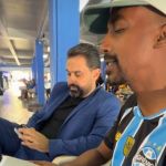 Cantor alemão viraliza com a camisa do Grêmio na rodoviária de Porto Alegre