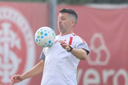 Pezzolano em treino do Inter
