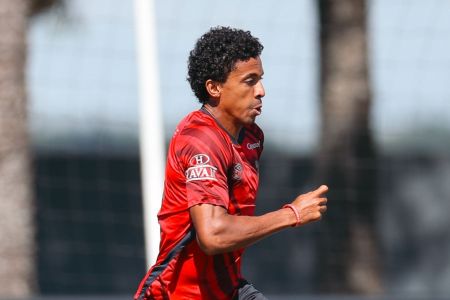Luiz Gustavo em treino do Athletico-PR