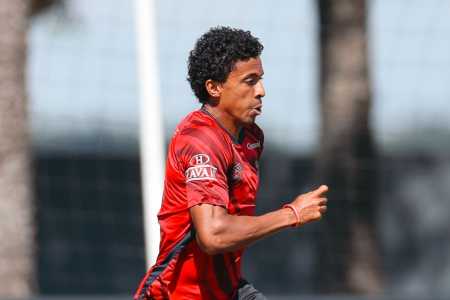 Luiz Gustavo em treino do Athletico-PR