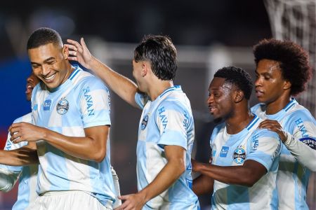 Carlos Vinicius e jogadores do Grêmio comemoram gol diante do Riestra