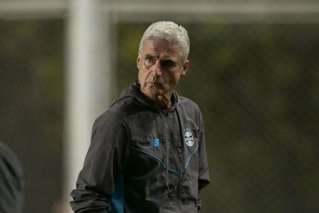 Luís Castro à beira do campo na goleada do Grêmio diante do Deportivo Riestra