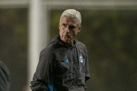 Luís Castro à beira do campo na goleada do Grêmio diante do Deportivo Riestra