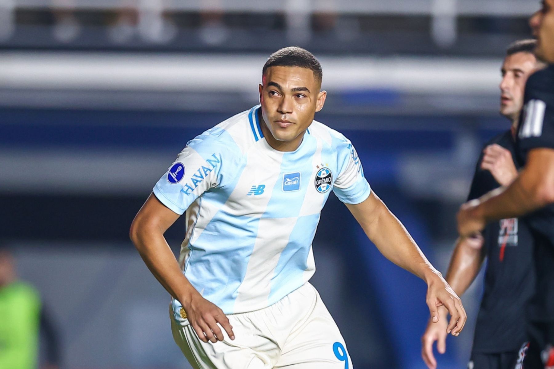 Carlos Vinicius reage ao gol de pênalti pelo Grêmio após perder três seguidos