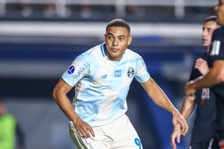 Carlos Vinicius em ação pelo Grêmio diante do Deportivo Riestra