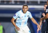 Carlos Vinicius reage ao gol de pênalti pelo Grêmio após perder três seguidos