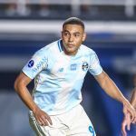 Carlos Vinicius reage ao gol de pênalti pelo Grêmio após perder três seguidos