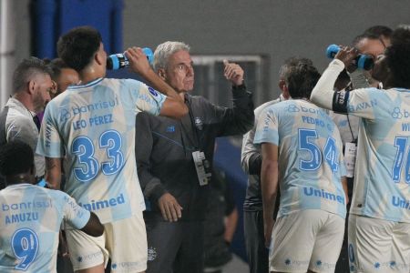 Luís Castro instrui Grêmio à beira do campo do El Nuevo Gasómetro, em Buenos Aires