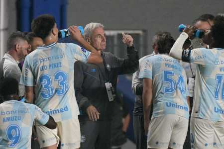 Luís Castro instrui Grêmio à beira do campo do El Nuevo Gasómetro, em Buenos Aires