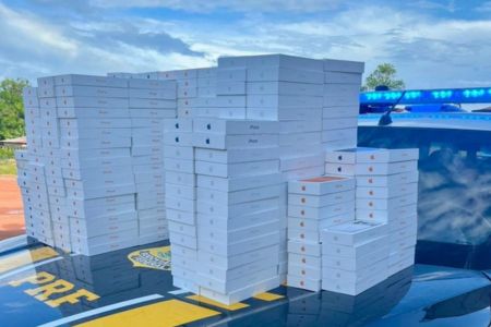 PRF apreende carga de iPhones 17 e vinhos avaliada em mais de R$ 5 milhões em Roraima
