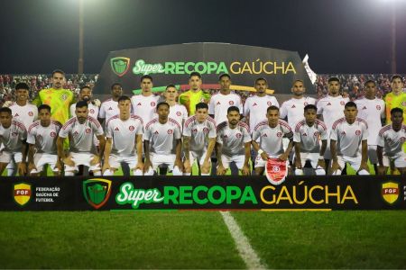 Time do Inter no gramado do Bento Freitas, em Pelotas, antes da Recopa Gaúcha