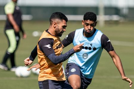Vini Paulista treina no CT da Graciosa antes de duelo do Coritiba com o Inter