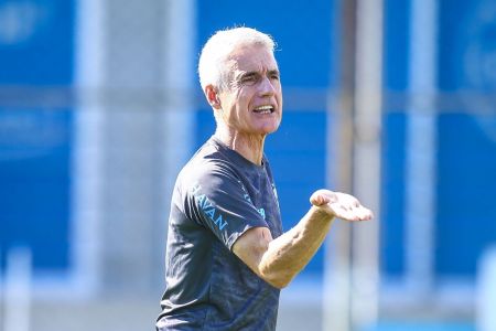 Luís Castro treina o Grêmio no CT Luiz Carvalho, em Porto Alegre, antes de encarar o Flamengo