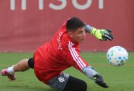 Rochet volta a treinar no Inter e abre disputa pela titularidade no gol