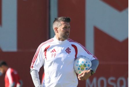 Pezzolano em treino do Inter antes da viagem a Curitiba