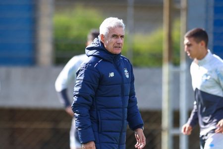 Luís Castro em treino do Grêmio antes de jogo com o Flamengo