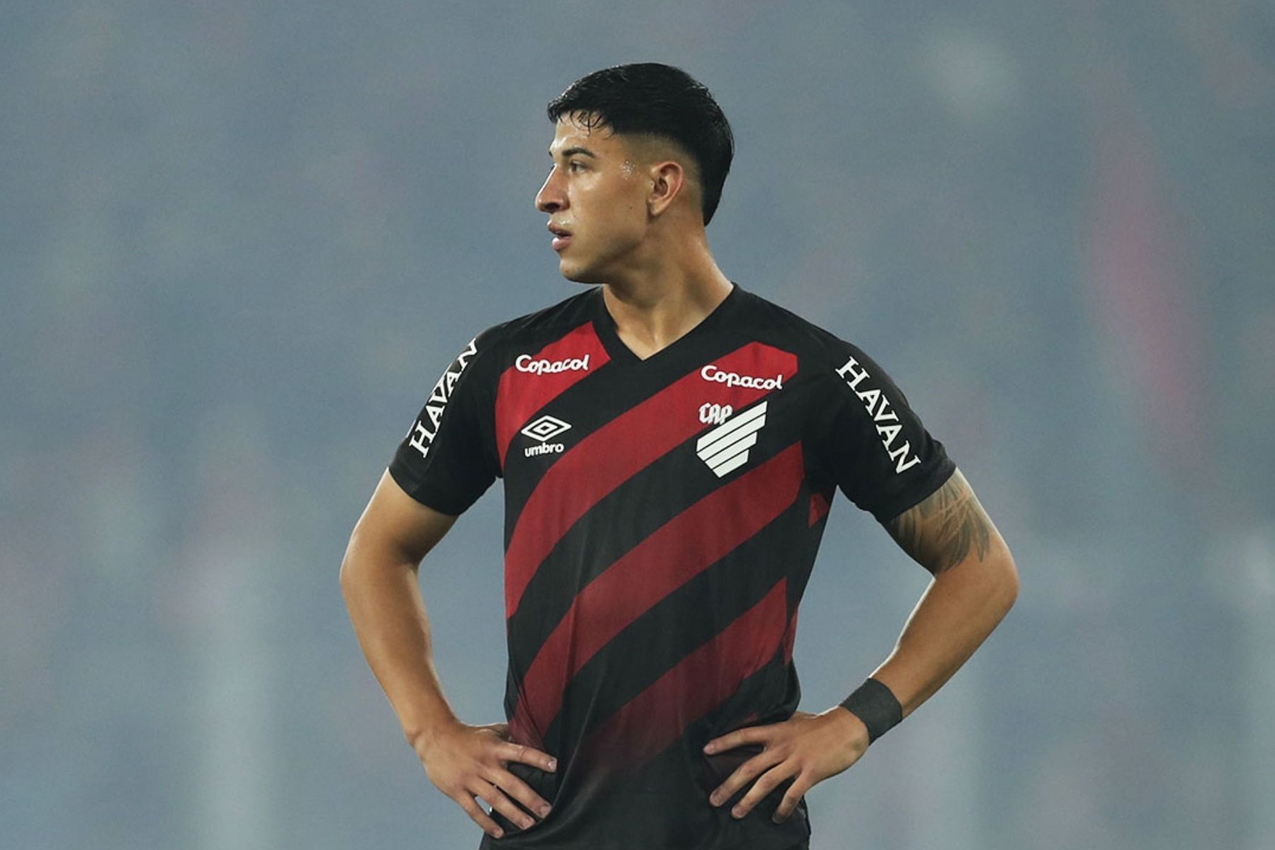 Titular do Athletico-PR é punido pelo STJD e vira desfalque contra Vasco e Flamengo