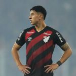Titular do Athletico-PR é punido pelo STJD e vira desfalque contra Vasco e Flamengo