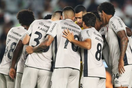 Athletico-PR em campo antes da derrota para o Vasco