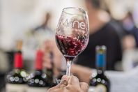 Praça JK recebe festival gratuito com vinhos exclusivos e rock clássico neste sábado (16)