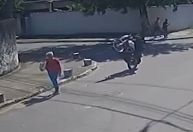 Vídeo: idosa é atropelada por motociclista que 'dava grau' no RJ