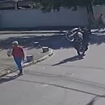 Vídeo: idosa é atropelada por motociclista que 'dava grau' no RJ