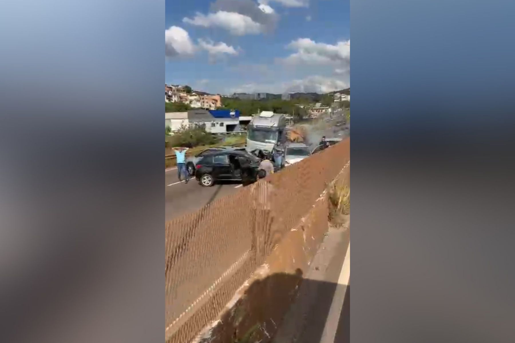 Veja imagens do engavetamento que fechou o Anel Rodoviário, em BH