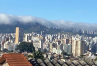 Impressionante: 'cachoeira de nuvens' é vista na Serra do Curral, em BH; entenda o fenômeno