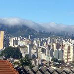 Impressionante: 'cachoeira de nuvens' é vista na Serra do Curral, em BH; entenda o fenômeno