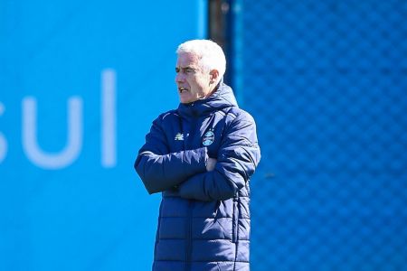Luís Castro em treino do Grêmio antes de jogo pela quinta fase da Copa do Brasil