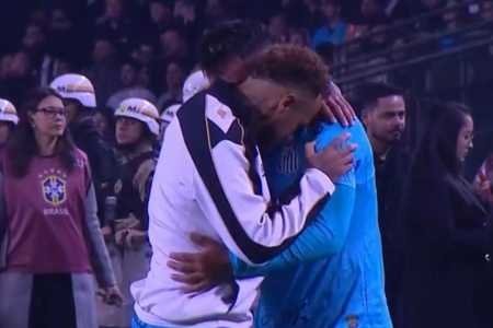 Neymar consola Gabriel Menino após lesão