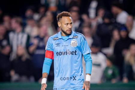 Neymar em ação pelo Santos contra o Coritiba