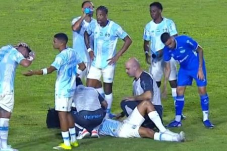 Momento em que Gustavo Martins está no chão, antes da entrada de Balbuena