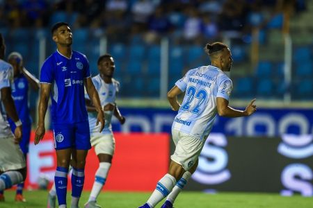 Braithwaite celebra gol de pênalti pelo Grêmio contra o Confiança