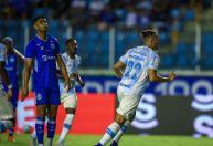 Braithwaite brilha, Grêmio goleia Confiança e avança às oitavas da Copa do Brasil
