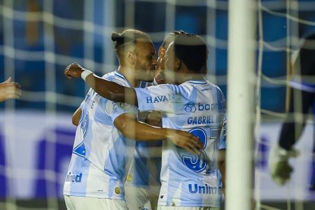 Jogadores do Grêmio comemoram gol contra o Confiança