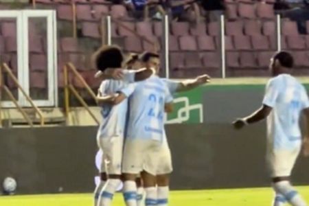 Willian comemora com jogadores do Grêmio