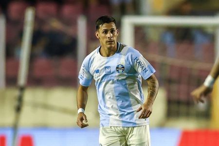 Pavon tem mais liberdade para avançar ao ataque quando o Grêmio joga com três zagueiros