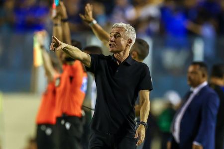 Luís Castro à beira do campo da Arena Bastistão, em Sergipe, durante o triunfo do Grêmio contra o Confiança