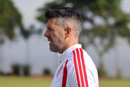 Pezzolano em treino do Inter antes de duelo com o Vasco